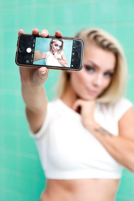 influencer con móvil
