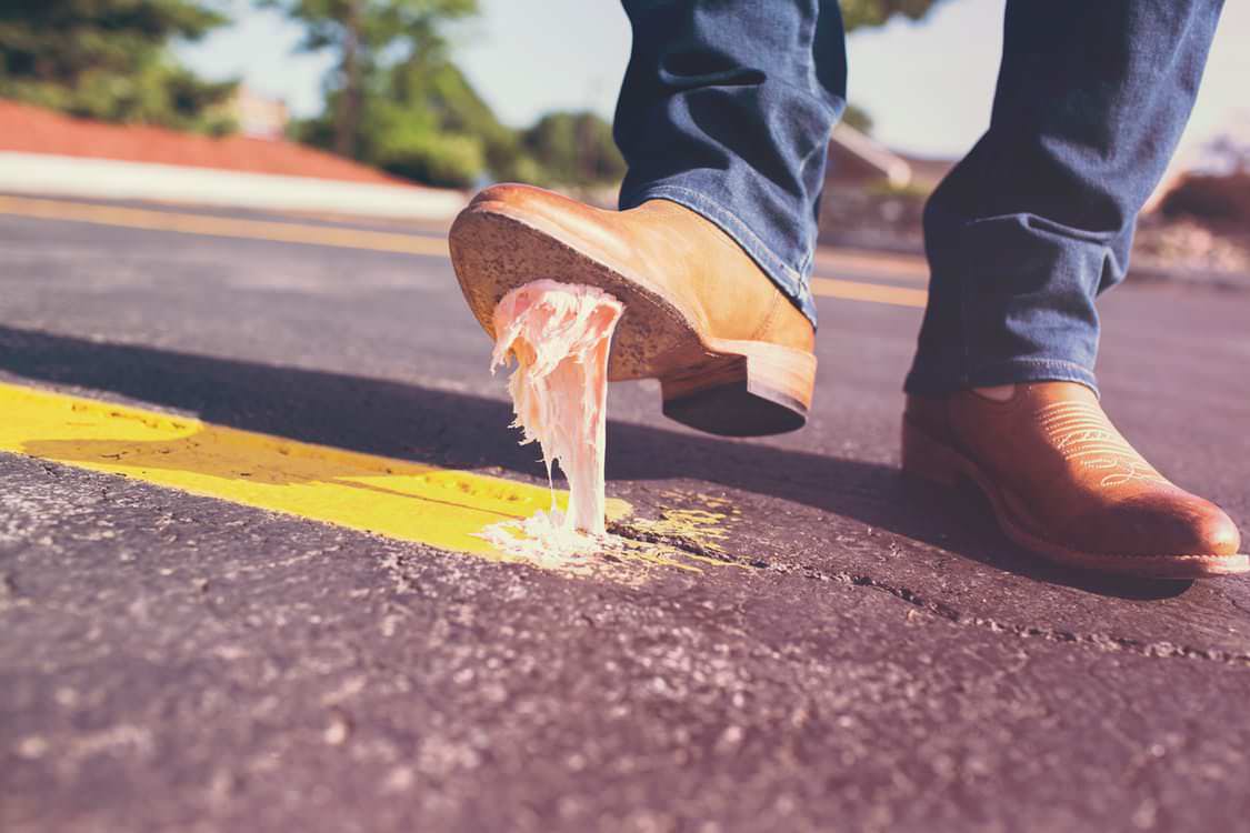 pie con goma de mascar acciones con influencers